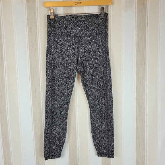 Athleta‎ Ultimate Stash Textured 7/8 Tights Leggings Black White Size Small - Picture 3 of 13